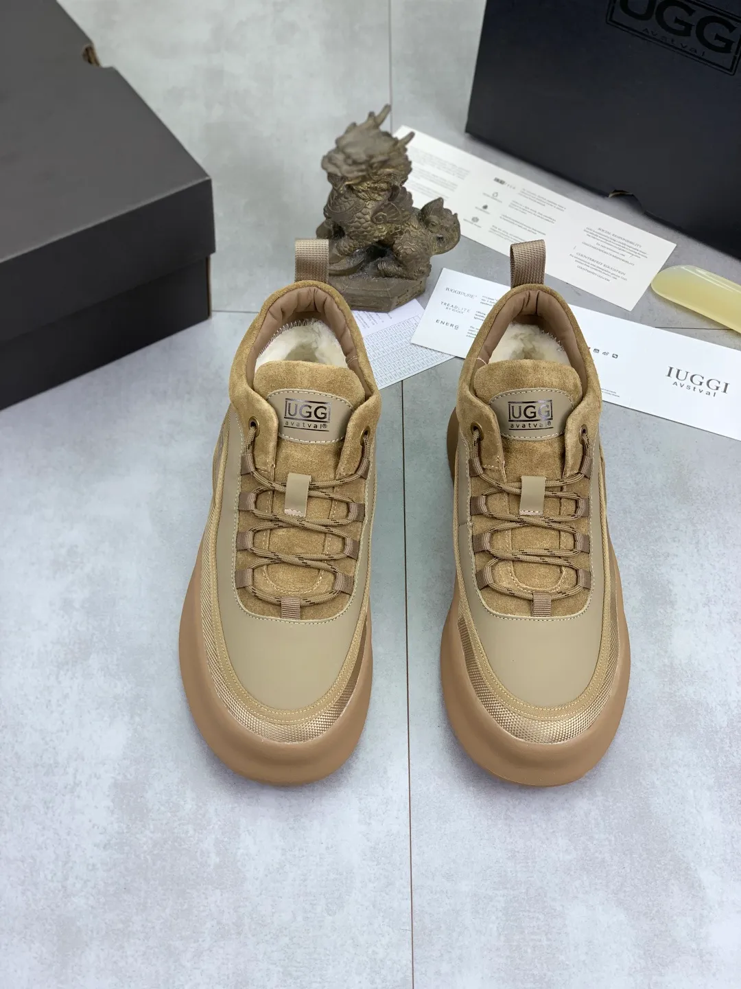 Men's shoes 💰P640 New arrival 🆕🆕🆕 New IUGGI men's shoes. Real cowhide on the outside. Australian wool on the inside. Lightweight and easy to put on. The brand logo has a high-end feel. Men's style! Men's style! Retro outdoor shoes are rarely seen on the market. They look great on the feet. Mainly because they are so stylish. Color: black, gray, maroon. Size: 39-44 999-20